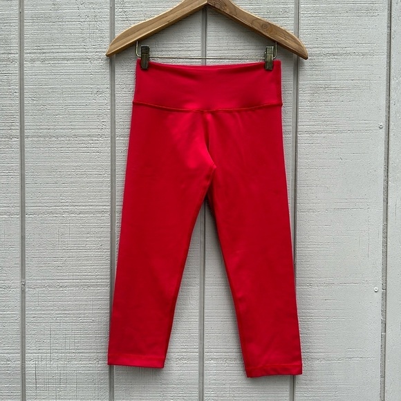 Lululemon True Red Wunder Under Crop III - Picture 1 of 12
